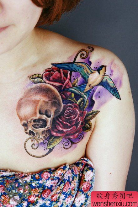 女生前胸流行经典的骷髅玫瑰花与燕子纹身图案
