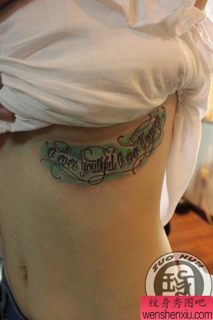 美女侧胸流行精美的花体字母纹身图案