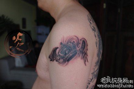 男性手臂流行经典的皇冠纹身图案