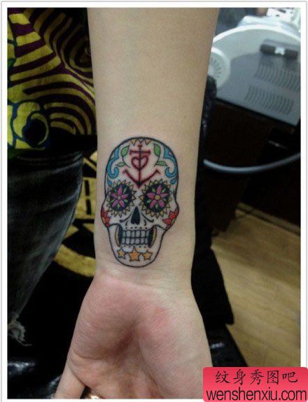 手臂小巧流行的欧美骷髅纹身图案