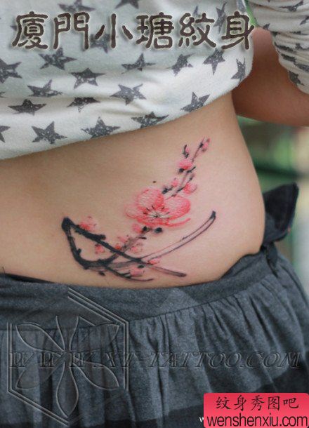 美女腰部漂亮流行的水墨梅花纹身图案
