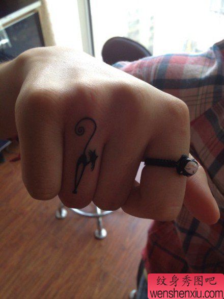 女生手指小巧流行的图腾猫咪纹身图案