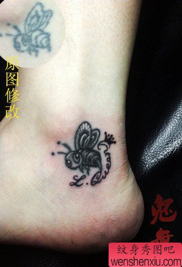 女生脚踝处小巧可爱的小蜜蜂纹身图案