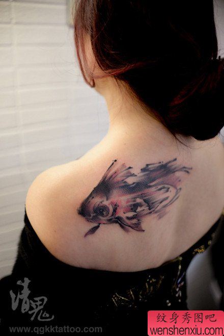 女生后肩背流行的水墨小金鱼纹身图案