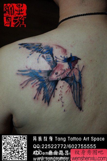 女生肩膀流行经典的水墨燕子纹身图案