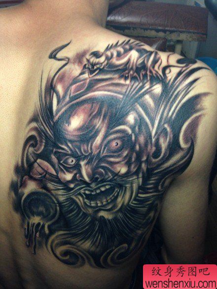男性后肩背霸气经典的钟馗纹身图案