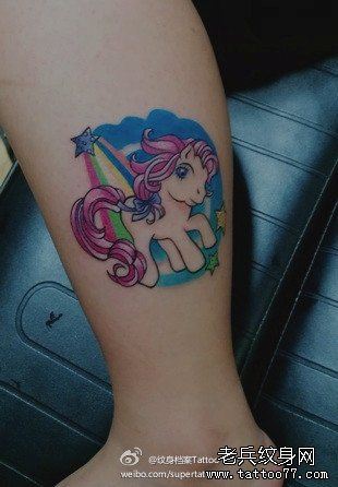 女生腿部流行可爱的小马纹身图案