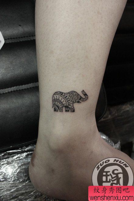 女生腿部流行流行的图腾小象纹身图案