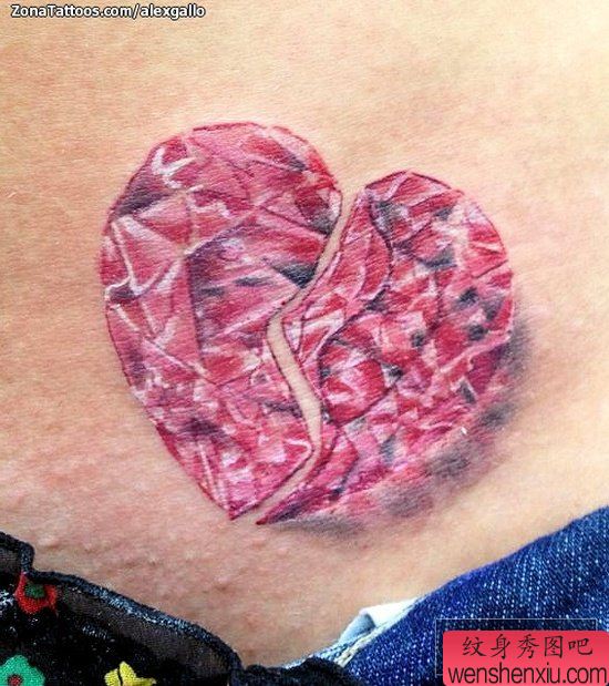 女生腹部精美的碎裂的爱心钻石纹身图案
