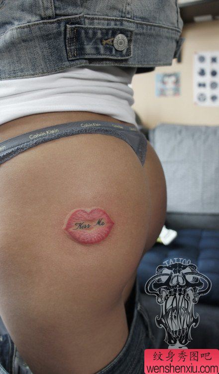 女生臀部流行流行的唇印与字母纹身图案