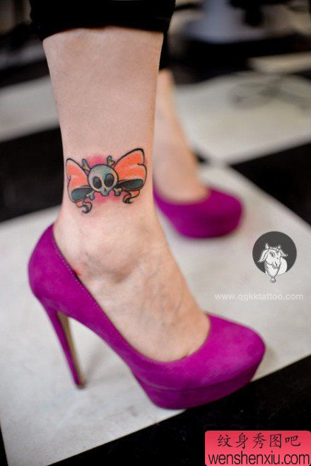 女生脚踝处小巧精美的蝴蝶结纹身图案