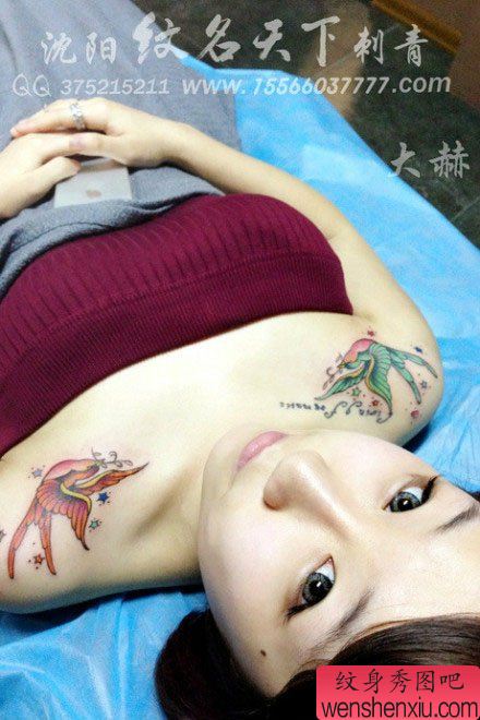 女生肩膀处小巧流行的小燕子纹身图案