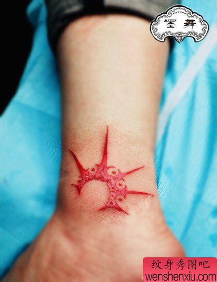 女生脚踝处小巧流行的图腾纹身图案