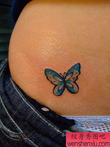 美女腹部小巧漂亮的蝴蝶纹身图案