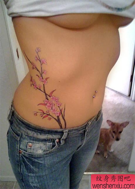 美女腹部流行漂亮的桃花纹身图案