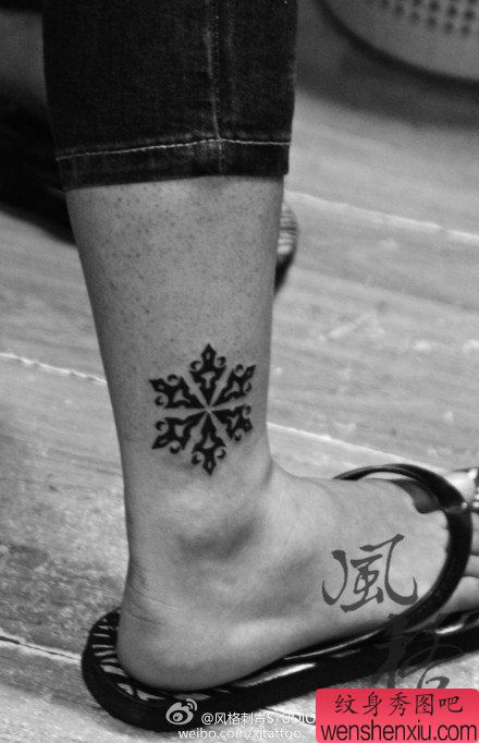 腿部经典流行的图腾雪花纹身图案