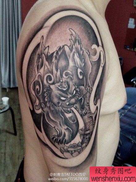 男性手臂流行经典的黑白貔貅纹身图案
