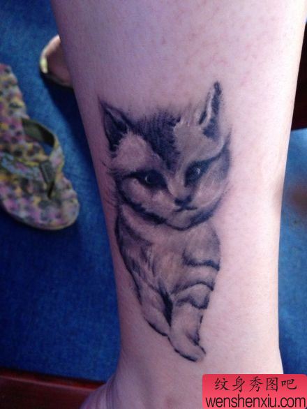 腿部可爱流行的小猫咪纹身图案
