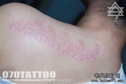 女生肩背可爱的白色纹身梅花鹿纹身图案