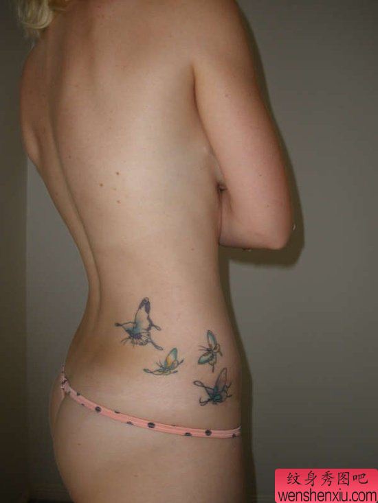 女生臀部唯美流行的彩色蝴蝶纹身图案