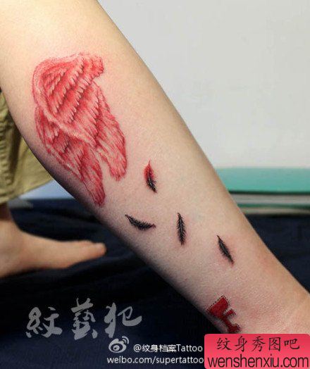 腿部漂亮好看的彩色翅膀纹身图案