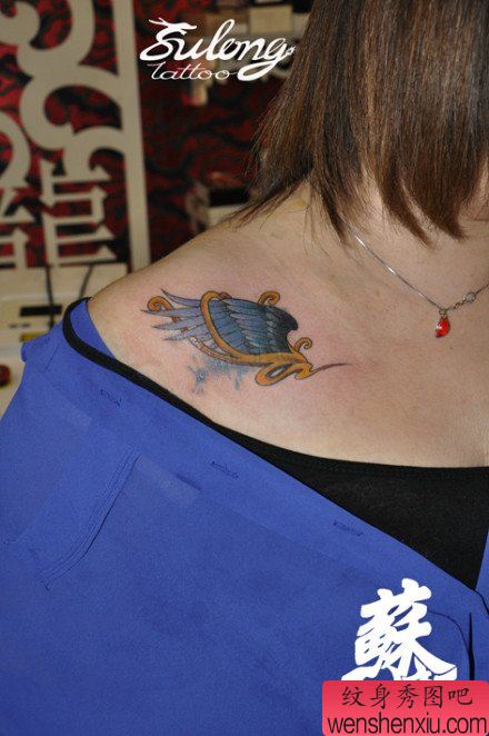 女生肩膀处小巧流行的翅膀纹身图案