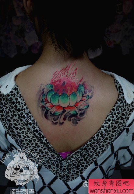 女生后背唯美流行的彩色莲花纹身图案