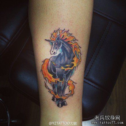 腿部流行经典的一幅独角兽纹身图案