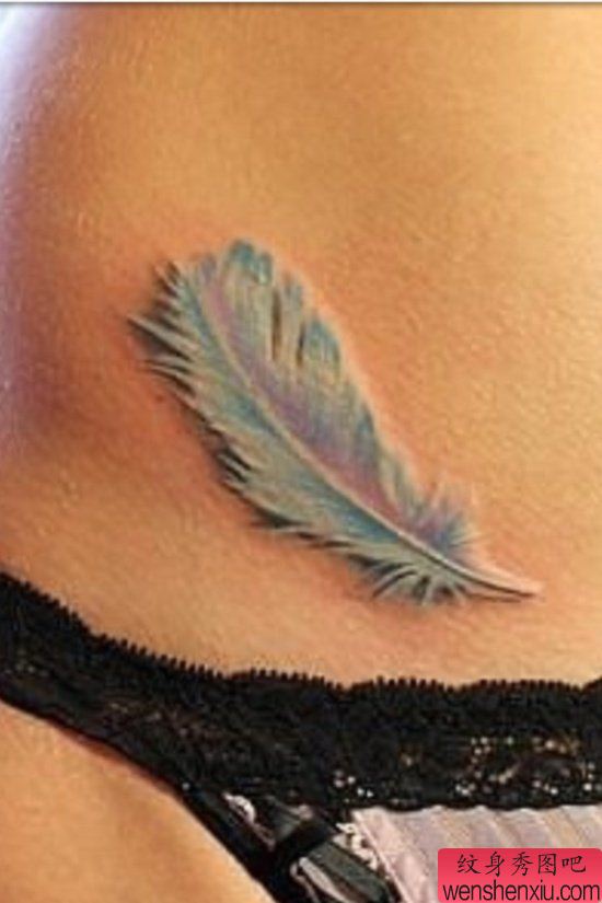 女生腹部清雅的彩色羽毛纹身图案