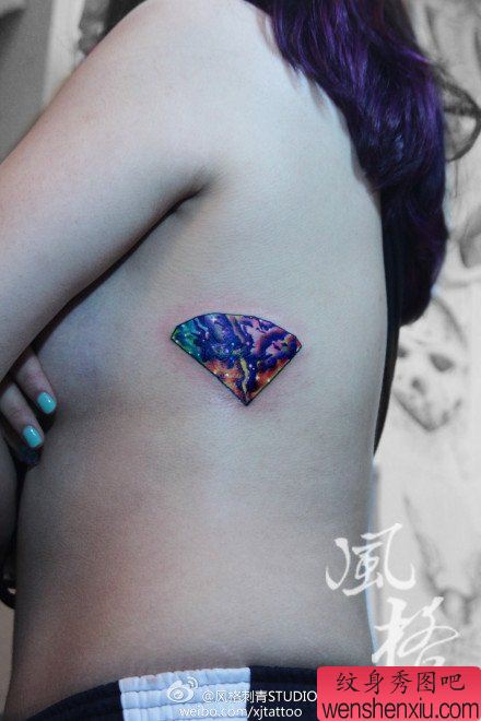 美女侧腰小巧精美的彩色星空钻石纹身图案