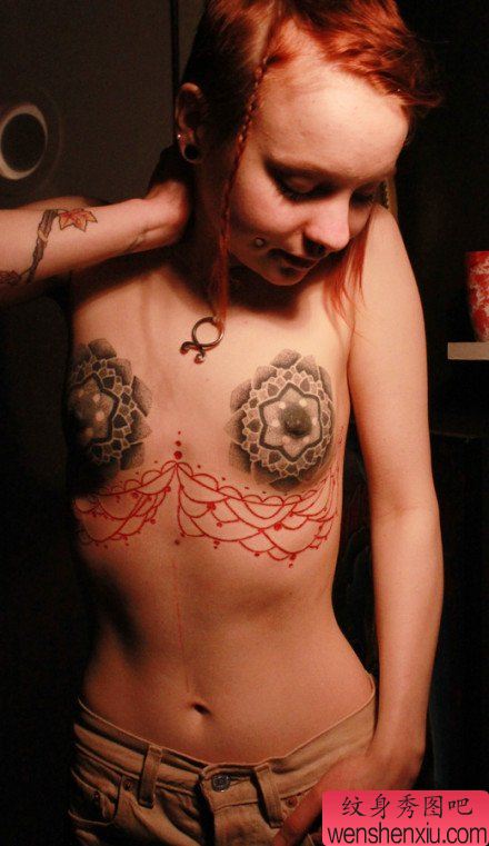 美女胸部流行的胸部点刺图腾纹身图案