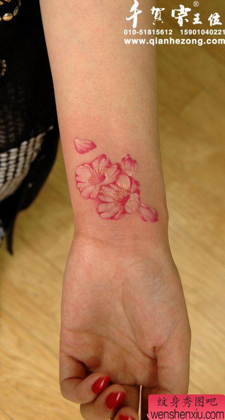 女生手腕漂亮精美的彩色花卉纹身图案