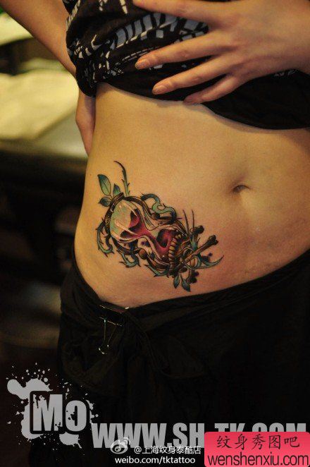 美女腹部流行经典的沙漏纹身图案