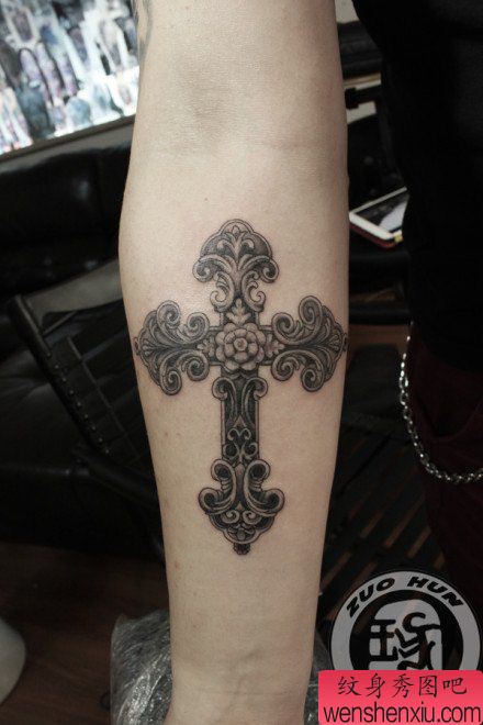 手臂流行经典的欧式十字架纹身图案