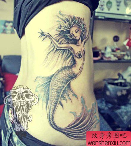 美女腰部流行漂亮的美人鱼纹身图案