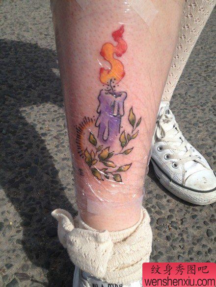 女生腿部唯美流行的school蜡烛纹身图案