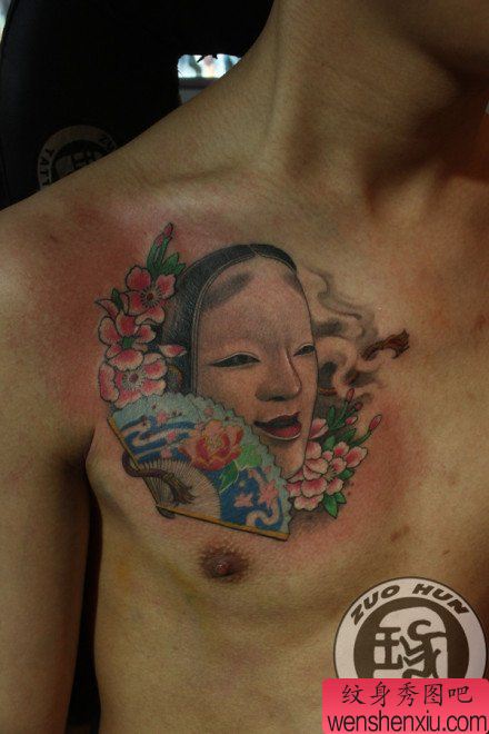 男性前胸经典的日本面具纹身图案