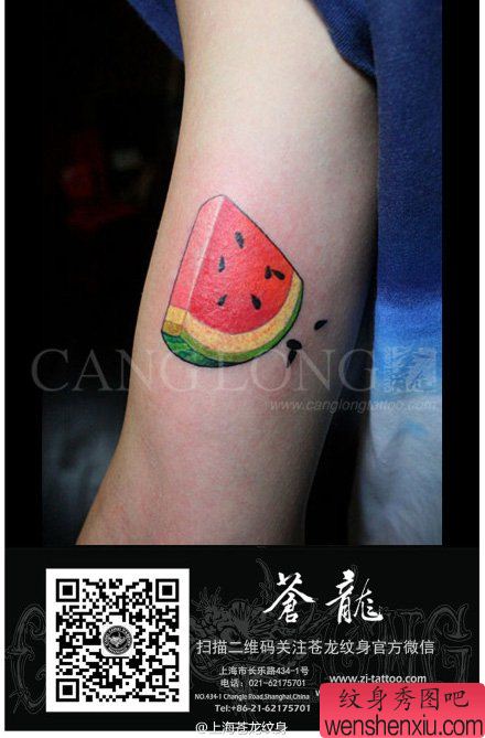 女生手臂小巧流行的小西瓜纹身图案