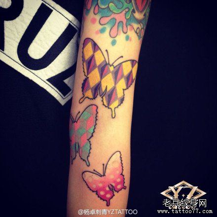 手臂漂亮唯美的彩色蝴蝶纹身图案