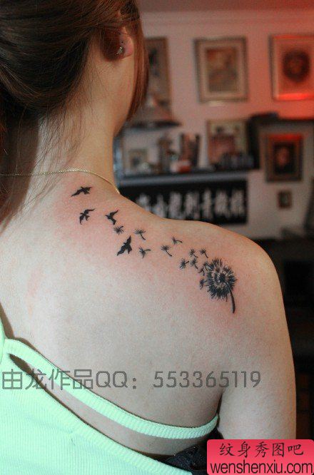 女生肩背流行经典的蒲公英纹身图案