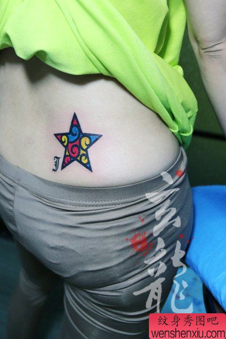美女腰部漂亮精美的五角星纹身图案