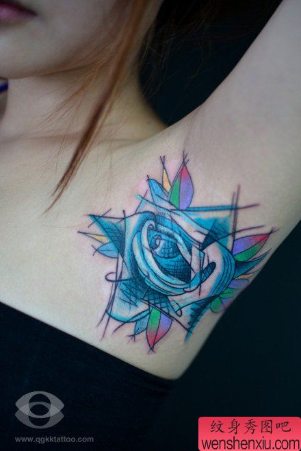 女生腋下漂亮流行的玫瑰花纹身图案