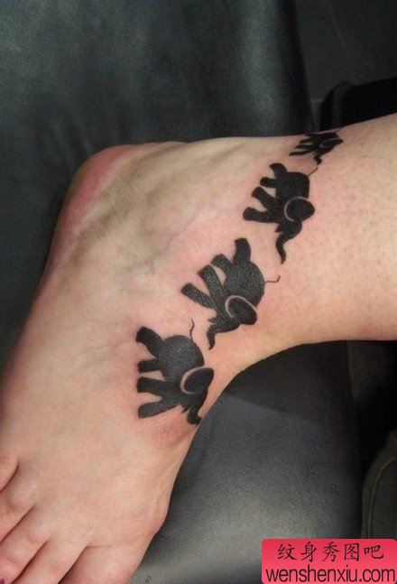 脚背流行经典的小象纹身图案