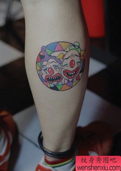 女生腿部一幅经典的小丑哭脸与笑脸纹身图案