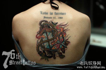 女生后背流行经典的油灯蝴蝶纹身图案
