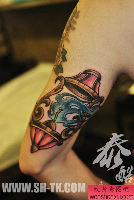 手臂一幅流行经典的火焰灯纹身图案