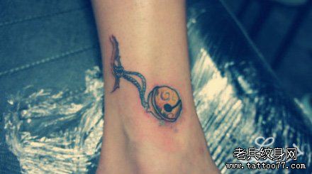 女生腿部流行小巧的铃铛纹身图案