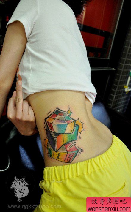 美女腰部唯美流行的魔方纹身图案