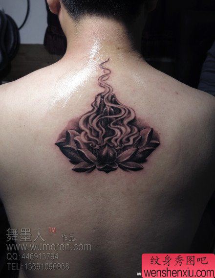 后背经典的莲花与火焰纹身图案