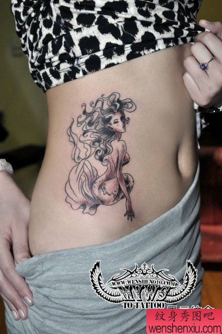 美女腹部流行精美的美人鱼纹身图案